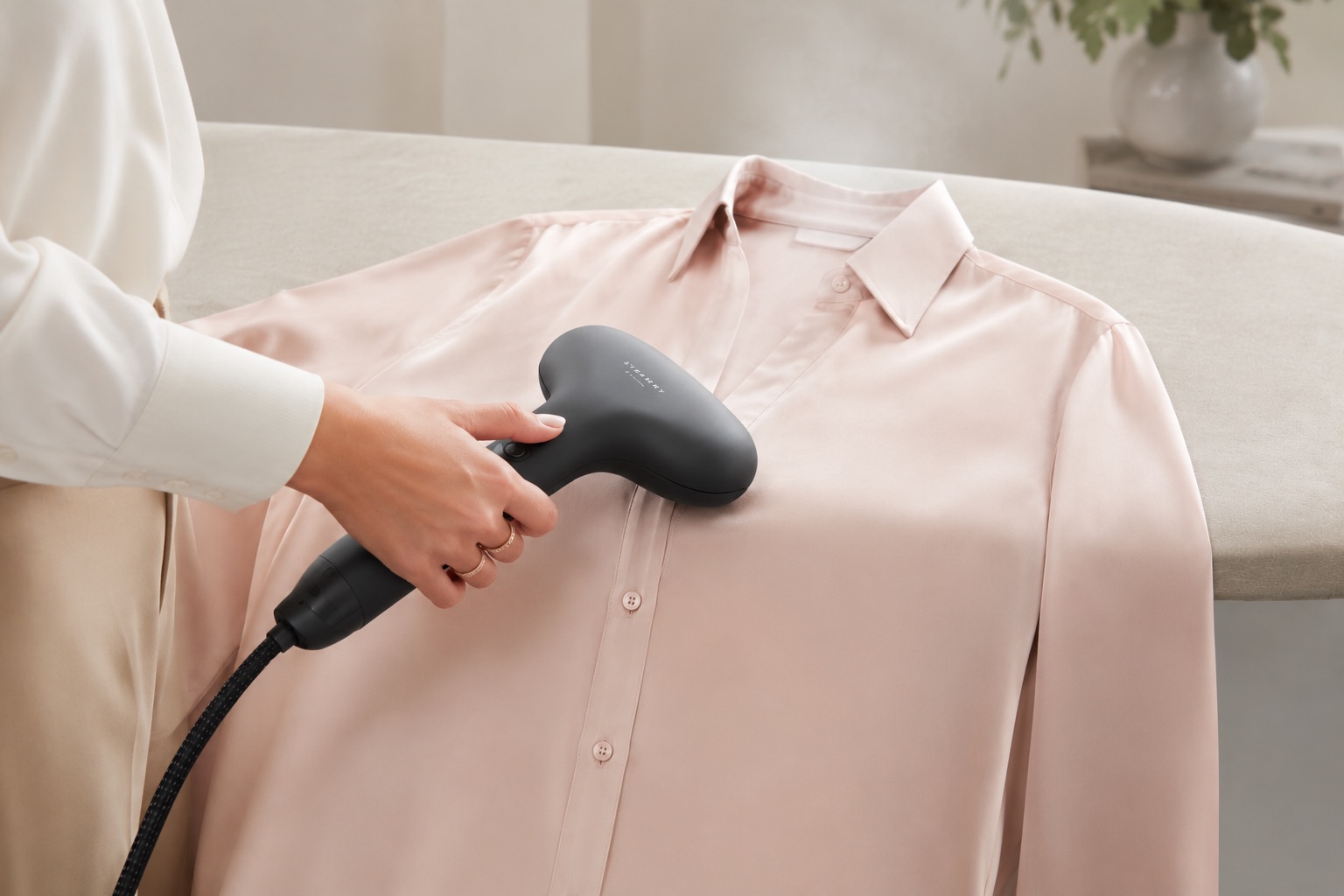 Chemise posée à plat sur une surface propre pendant un défroissage ou une retouche textile